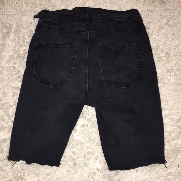 ✨3/20✨ Distressed black denim bermuda shorts - Picture 2 of 7